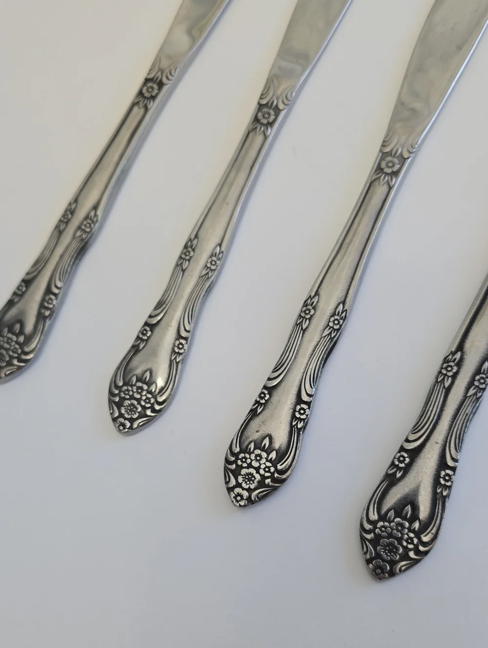 Vintage Rogers & Co Set Of 4 Korea Stainless Knives Floral Alexis 8 3/8